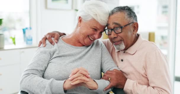 Seniorenpaar Umarmung Und Unterstützung Altersheim Mit Liebe Trost Und Fürsorge — Stockvideo