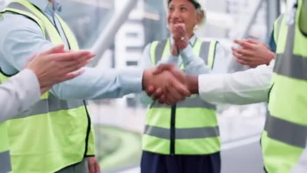 工程人员 握手和成功的施工会议 成就或建筑成就 行业或建筑团队握手 为合作 合同和交易鼓掌 — 图库视频影像