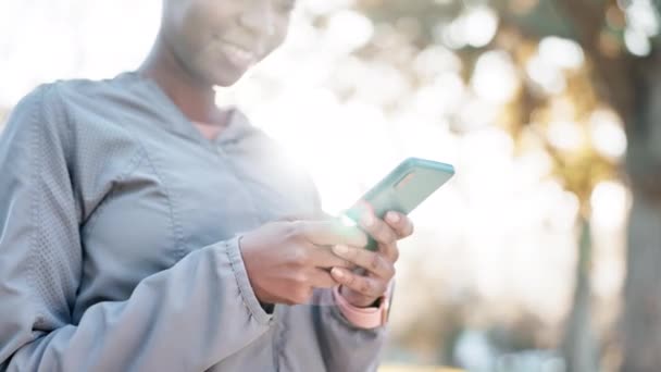 Fitness Outdoorowa Czarna Kobieta Smartfonem Wpisując Podłączając Mediów Społecznościowych Sms — Wideo stockowe