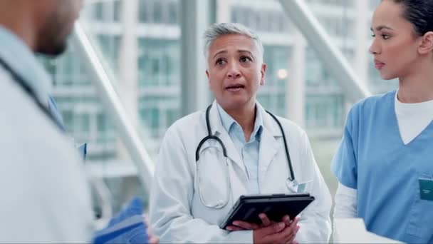Artsen Praten Teamdiscussie Een Ziekenhuis Voor Samenwerking Zorg Planning Medisch — Stockvideo