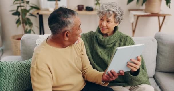 Tablet Relajarse Buscar Con Pareja Ancianos Sofá Para Comunicación Streaming — Vídeo de stock