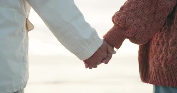 Couple Gros Plan Main Tenant Plage Voyage Engagement Avec Amour — Video