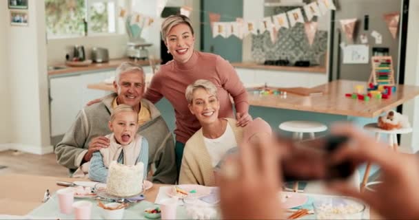 Isovanhemmat Lapset Syntymäpäivä Valokuvaus Hymy Perheen Kotiin Äiti Kakku Puolue — kuvapankkivideo