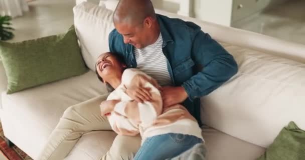 Bermain Ayah Dan Gadis Sofa Kebahagiaan Dan Rumah Dengan Waktu — Stok Video