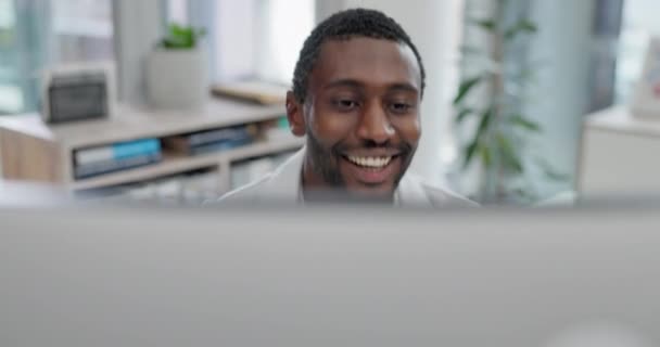 Doctor Man Computer Vuist Viering Het Kantoor Voor Resultaten Project — Stockvideo