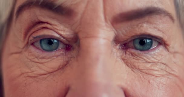老年妇女 眼睛和为健康 视力或面部皱纹 视光师或健康而进行的特写 老年妇女 视力或为抑郁症 眼科或退休时的医疗保健而哭泣 — 图库视频影像