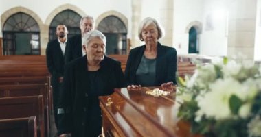 Yaşlı kadınlar, tabut ve cenaze anıları, destek ve aile için dini taziyeler için kilisede. Topluluk, arkadaşlar ve birlikte ölüm, kayıp ve hizmet empati, inanç ve tabut ile.