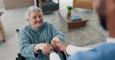 Tekerlekli sandalye, mutlu ya da yaşlı kadın, sağlık hizmetleri için empati ya da hemşireyle el ele tutuşuyor. Gülümseyin, güvenin ya da hasta yaşlı bir hastaya bakıcı ile bakıcılık danışmanlığı yapın..