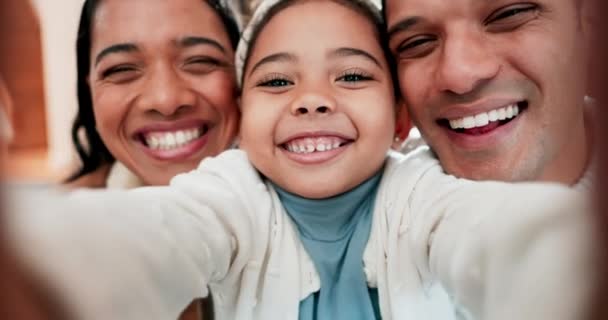 Girl Child Parents Selfie Face Smile Together Post Blog Update — Vídeos de Stock