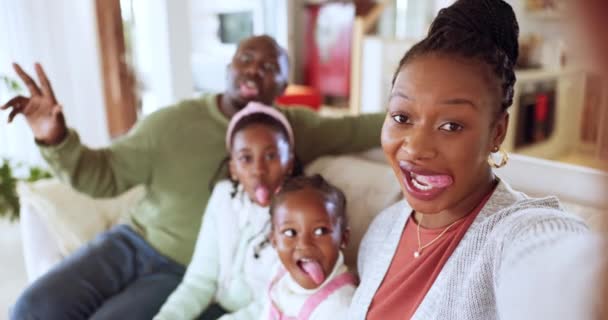 Vtipné Selfie Portrét Černé Rodiny Doma Obývací Pokoj Nebo Rodiče — Stock video