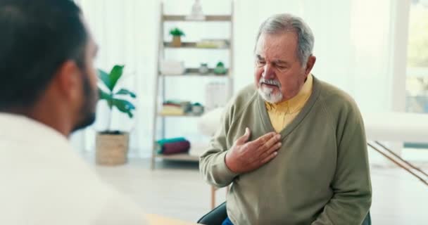 Brustschmerzen Alter Mann Und Arzt Absprache Über Die Gesundheit Älterer — Stockvideo