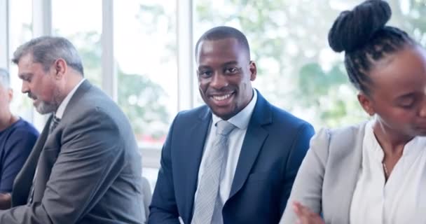 Retrato Oportunidade Homem Negro Sala Espera Para Entrevista Emprego Agência — Vídeo de Stock