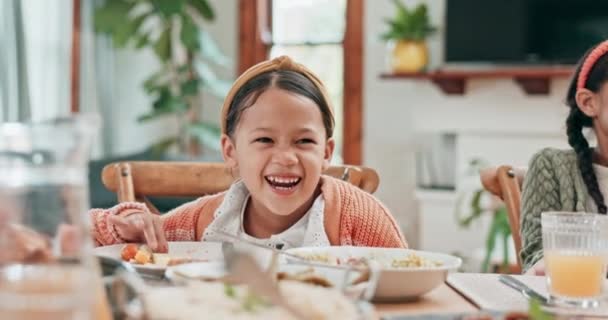 Kid Laughing Girl Table Lunch Bonding Home Happiness Meal Nutrition — 图库视频影像