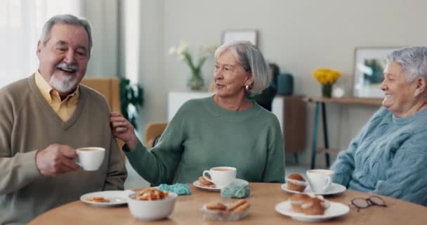 老人或退休的朋友谈论着支持 关心或信任在养老院中的结合 与老年妇女共饮咖啡 聚会或老年男子 以表团结 放松身心 — 图库视频影像