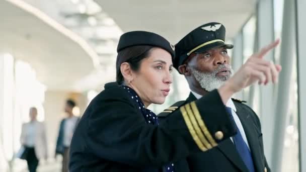 Reizen Piloot Gastvrouw Gesprek Luchthaven Voor Het Instappen Van Een — Stockvideo