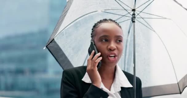 伞和一个黑人女人在电话里工作 交流和建立联系 有远见 年轻的员工在雨中用手机进行规划 交谈和聊天 — 图库视频影像