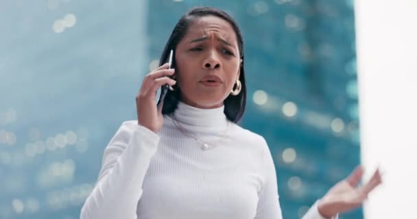 Місто Телефонний Дзвінок Жінка Кричить Злиться Спілкується Розчаруванням Розмовою Мережею — стокове відео