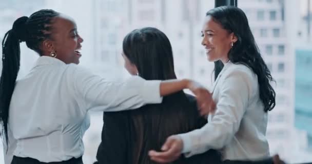 Iroda Nők Barátok Ölelkeznek Ablakban Munkahelyen Támogatásért Bizalomért Csapatépítésért Ölelés — Stock videók