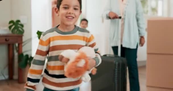 Bienes Raíces Mudanzas Niños Corriendo Nuevo Hogar Felices Emocionados Por — Vídeo de stock