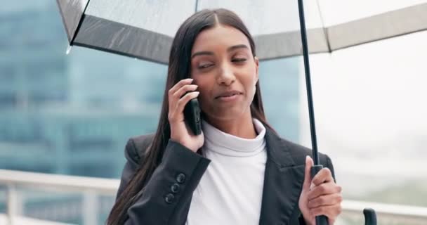그녀의 사무실 건물의 옥상에 도시에서 우산을 마을의 발코니에서 모바일 대화에 — 비디오