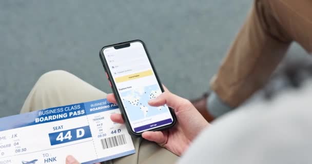 筛选和携带机票或登机证 文件和网上搜索旅行信息 用于飞行 时间或日程的手机上的人 移动应用程序和Ux — 图库视频影像