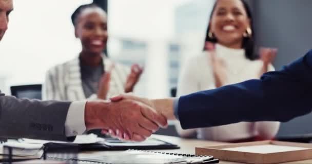 商界人士 会议和握手 掌声和合伙成功的财务交易或成就 恭喜你 掌声和与你握手的人是为了谈判的目标 销售或奖金 — 图库视频影像
