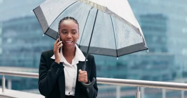 Berbicara Payung Dan Seorang Wanita Kulit Hitam Telepon Panggilan Untuk — Stok Video