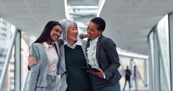 Mulheres Negócios Abraço Colaboração Grupo Com Confiança Apoio Trabalho Equipe — Vídeo de Stock