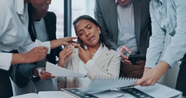 ビジネス文書 レポート 仕事の危機や問題の電話 女性のストレス 時間管理ミスと人手におけるアフリカのマネージャーのマルチタスク プランニング 書類署名 — ストック動画