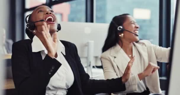Mujer Feliz Call Center Bailar Cantar Celebración Por Éxito Venta — Vídeo de stock