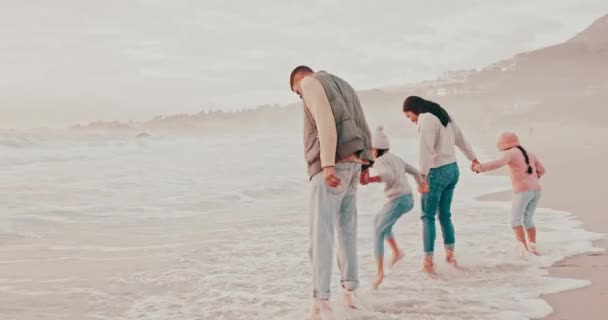 Familie Hand Hand Spelen Het Strandwater Verbroederen Plezier Hebben Buitenlucht — Stockvideo
