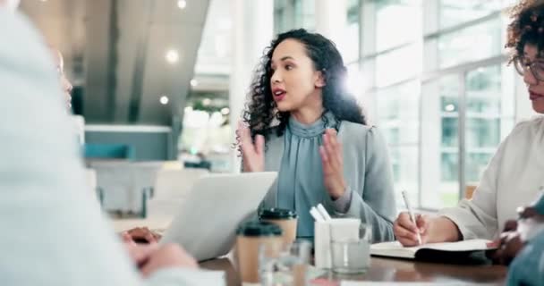 Líder Reunión Mujer Negocios Con Equipo Hablando Estrategia Empresa Corporativa — Vídeos de Stock