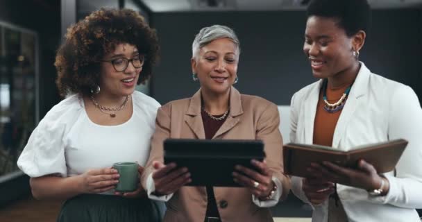 プロジェクト管理 フィードバックやアドバイスのためのタブレット プランニング ビジネス女性またはマネージャー マーケティング情報 コラボレーションのためのデジタル技術のメンター — ストック動画