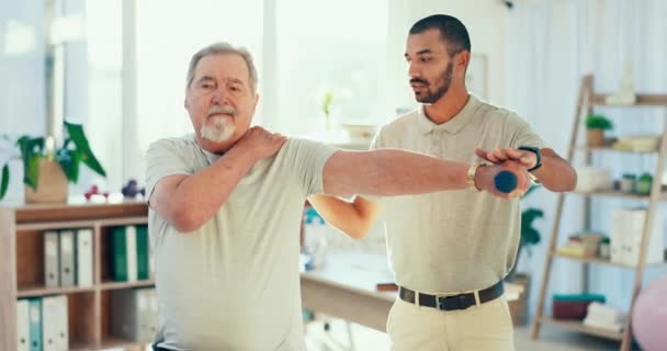 Starszy Mężczyzna Fizjoterapia Ćwiczenia Hantlami Rozciąganie Ramienia Wsparcie Egzaminie Fizjoterapii — Wideo stockowe