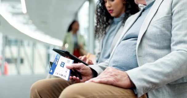 Tablet Biznesmeni Bilet Lotnisko Podróż Planowanie Technologii Czekanie Lot Firmowe — Wideo stockowe