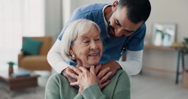 Mujer Mayor Sonríe Habla Con Enfermera Para Cuidado Amor Felicidad — Vídeos de Stock