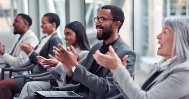 Счастливые Деловые Люди Аплодируют Празднуют Мастерской Презентации Встречи Семинара Офисе — стоковое видео