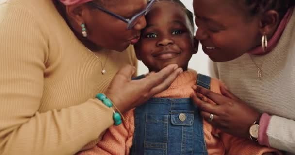 誕生日のために家にいるママと子供 両親を持つ笑顔 シニアアアフリカの女性 そして幸せや連帯のために一緒に少女の肖像画 — ストック動画