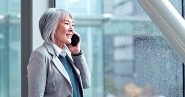 Senior Business Kvinde Telefonopkald Vindue Med Tænkning Kontakt Netværk Kontor – Stock-video