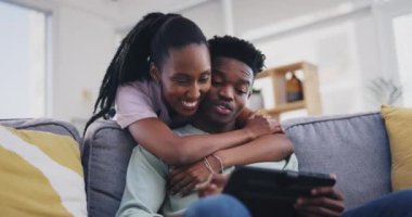 Tablet, sarılma ya da siyah çift evdeki internet bağlantısı için sosyal medyadan alışveriş yapıyor. Sevgi, arama ya da Afrikalı bir kadın mutlu bir adamla konuşuyor. Kanepede rahatlamak için blog okuyor..