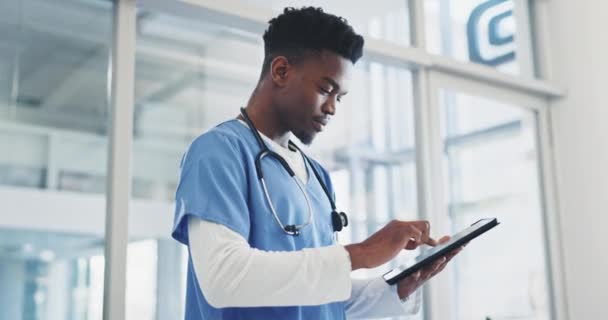 Médico Hombre Tableta Para Servicio Salud Cartas Línea Información Clínica — Vídeo de stock