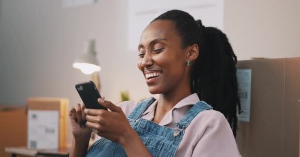 Телефон Смішна Чорна Жінка Вдома Малий Бізнес Мемуари Соціальних Мереж — стокове відео