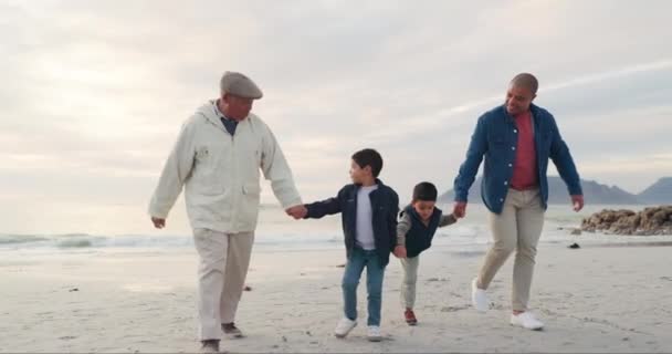 Jongens Hand Hand Lopen Het Strand Opa Papa Vakantie Generaties — Stockvideo