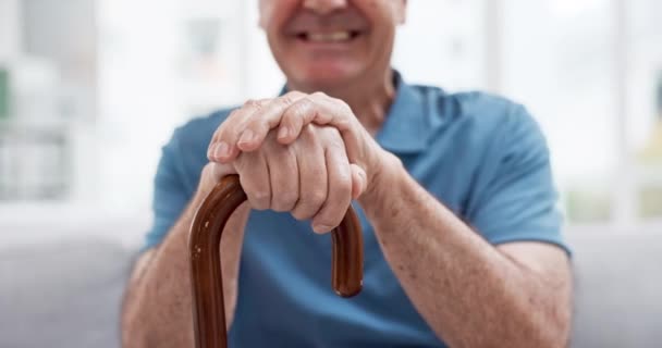 막대기 기동성을 소파에 나무로 지팡이를 행복한 관절염으로 가정에서 장애가있는 노인의 — 비디오
