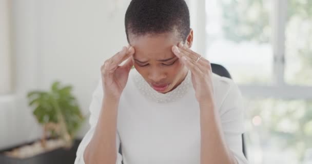 压力和业务与黑人妇女在办公室的焦虑 痛苦和压力 女性雇员的疲倦 精神健康和疲倦以及代理机构中的偏头痛导致的沮丧 悲伤和疲劳 — 图库视频影像
