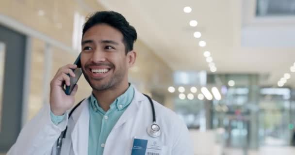 Телефонный Звонок Смешной Доктор Идущий Больничному Коридору Разговаривающий Мобильному Телефону — стоковое видео