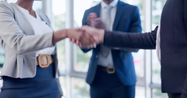 ビジネスパーソン ハンドシェイク パートナーシップのための会議 雇用やオフィスで拍手でチームと歓迎 職場で採用するチームワークでの取引 紹介のための握手 — ストック動画