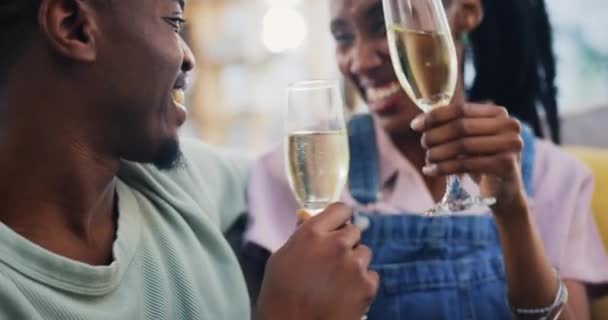 Zwart Stel Toast Champagne Thuis Gelukkig Gezellig Huiskamer Afrikaanse Man — Stockvideo