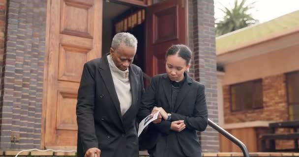 Funeral Igreja Mulher Com Mãe Sênior Andando Por Empatia Conforto — Vídeo de Stock