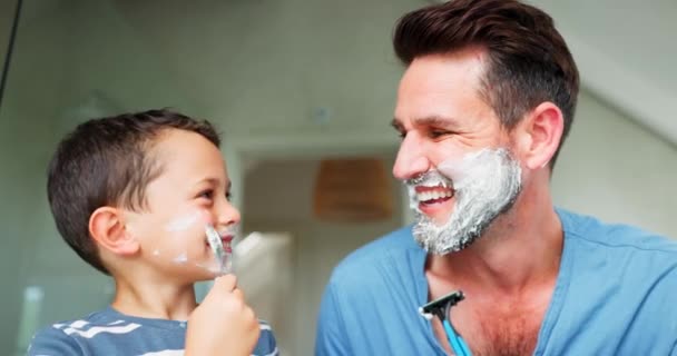 Zabawne Golenie Się Ojciec Uczący Syna Pielęgnacji Lub Higienie Łazience — Wideo stockowe
